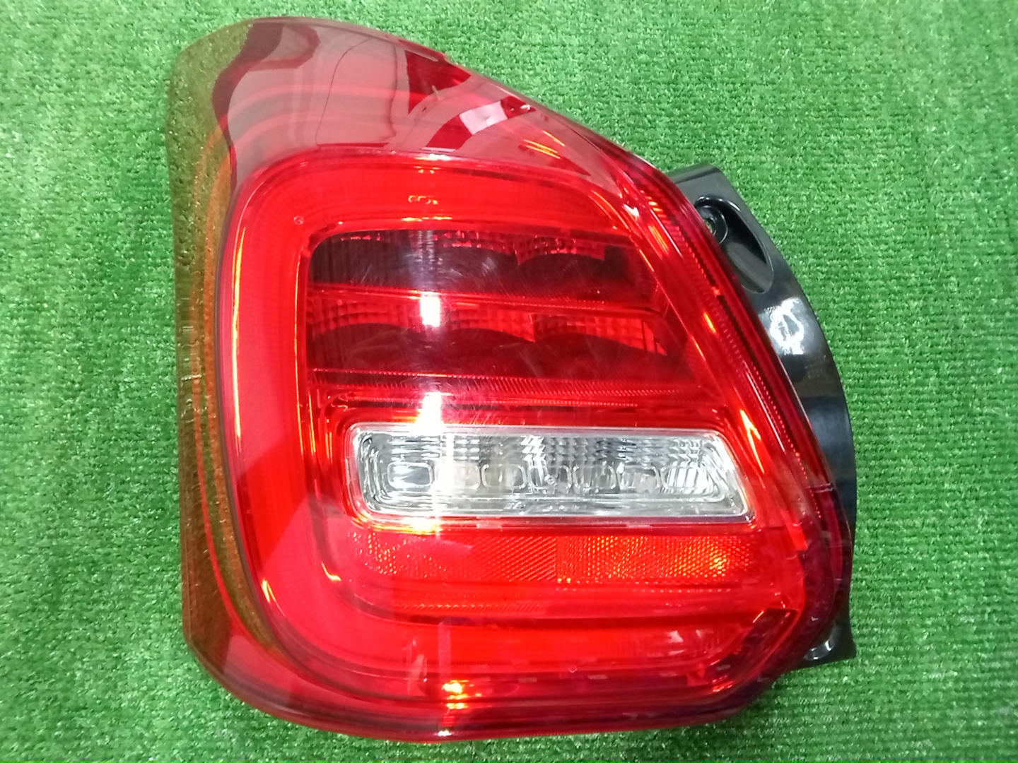 Стоп-сигнал левый задний SUZUKI SWIFT ZC33S 35750-M55RA0 1 ракурс