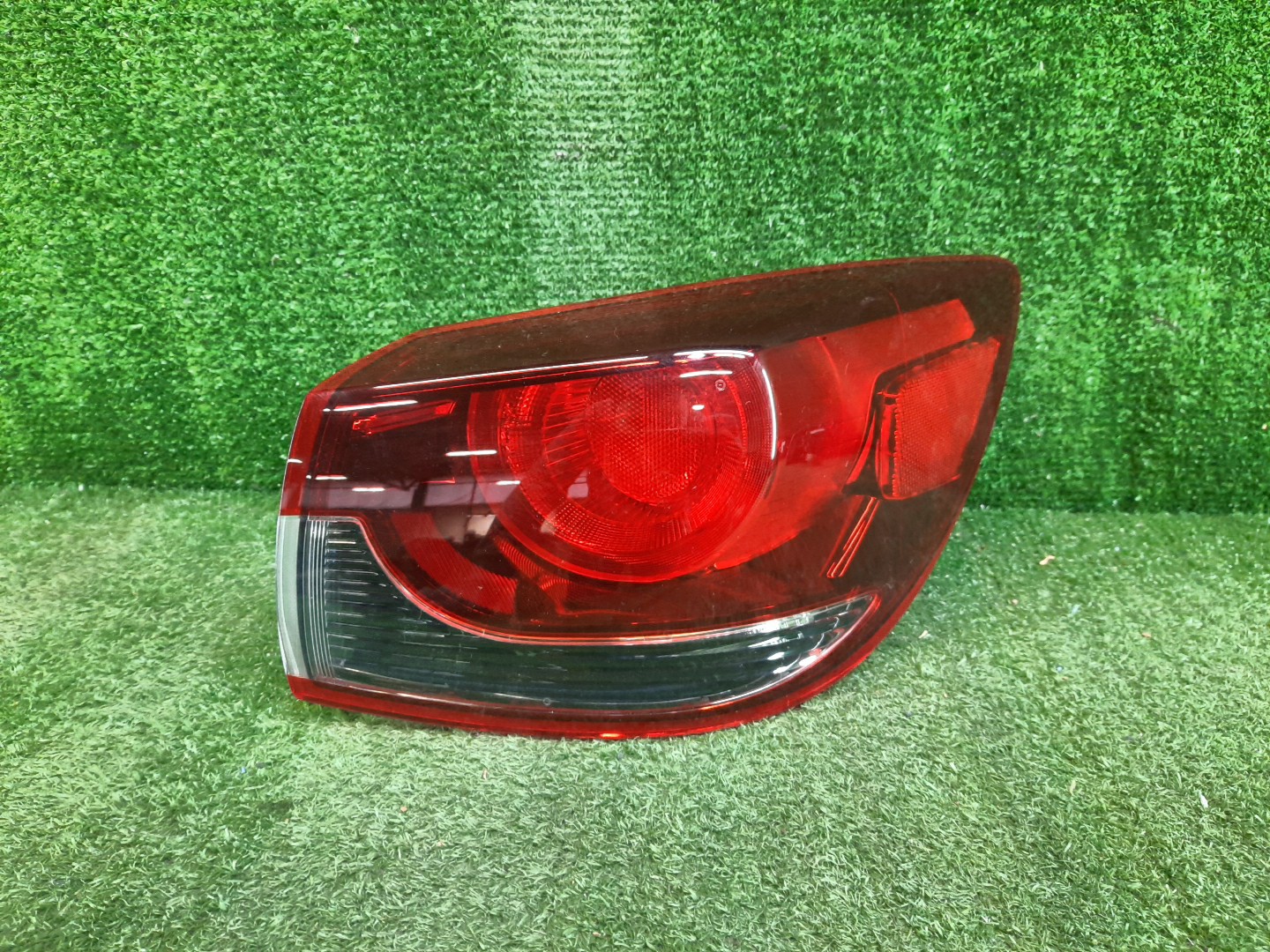 Стоп-сигнал правый задний MAZDA DEMIO DJ5AS, DJ3FS, DJ3AS, DJLFS, DJ5FS, DJLAS 1 ракурс Стоп-сигнал правый задний MAZDA DEMIO DJ5AS, DJ3FS, DJ3AS, DJLFS, DJ5FS, DJLAS 1 ракурс