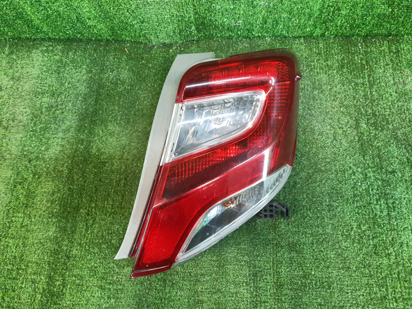 Стоп-сигнал правый задний TOYOTA VITZ, YARIS KSP130, NSP130, NSP135, NCP131 1 ракурс