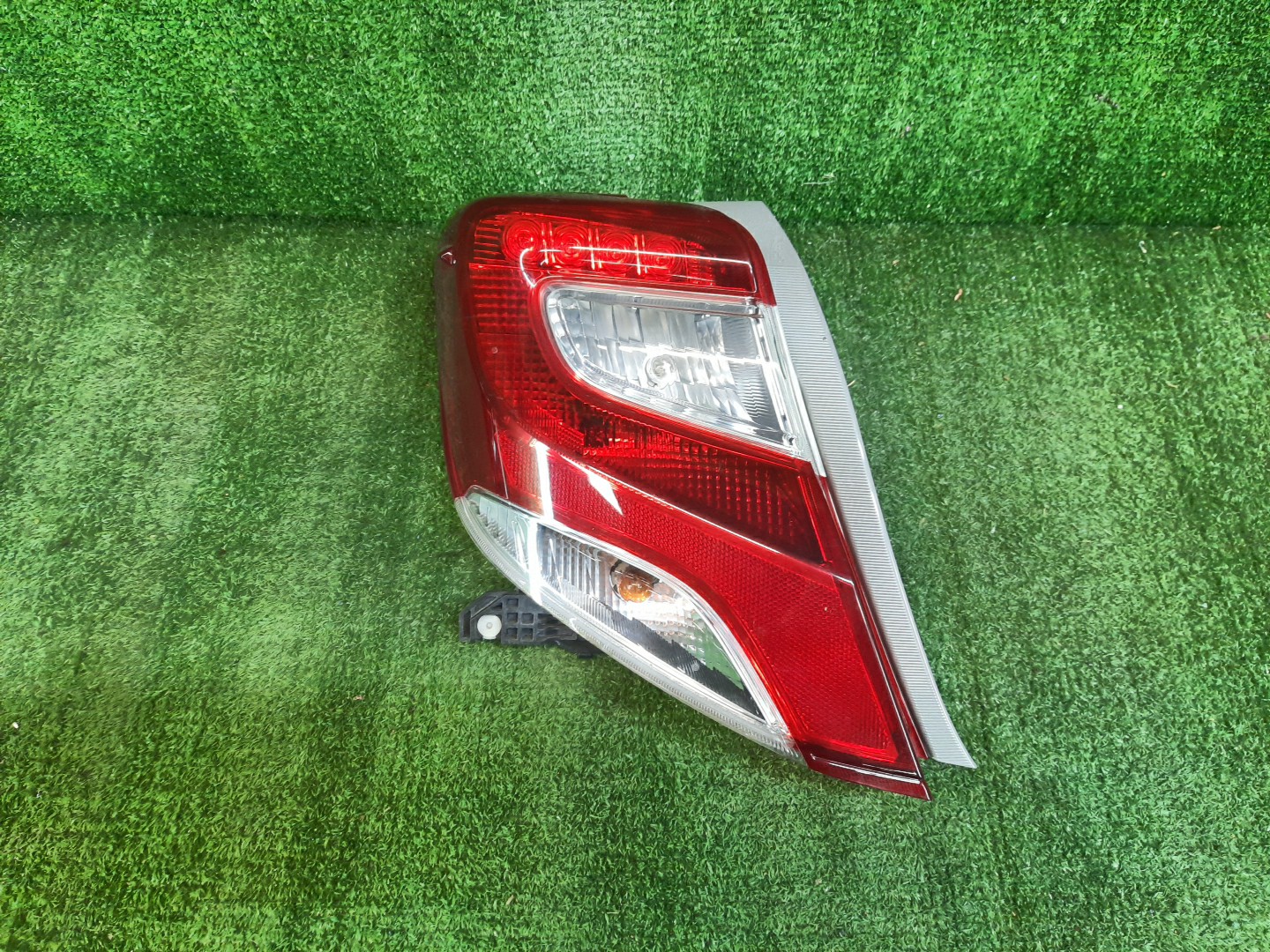 Стоп-сигнал левый задний TOYOTA VITZ, YARIS KSP130, NSP130, NSP135, NCP131 1 ракурс