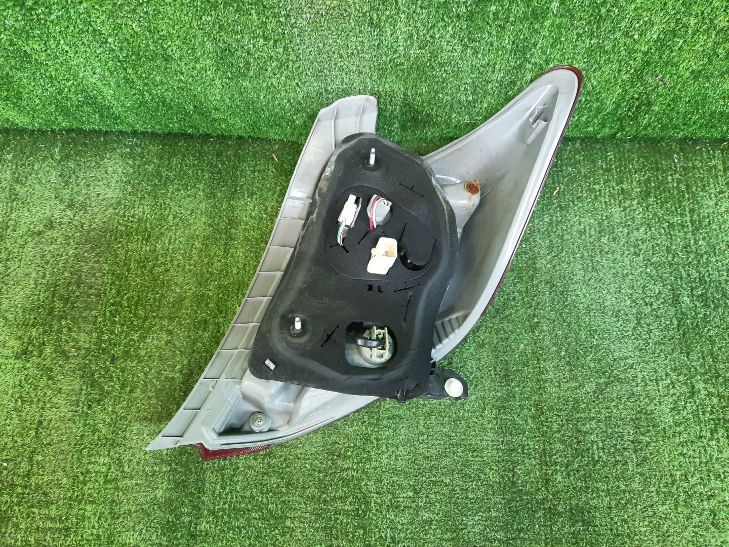 Стоп-сигнал левый задний TOYOTA VITZ, YARIS KSP130, NSP130, NSP135, NCP131 2 ракурс