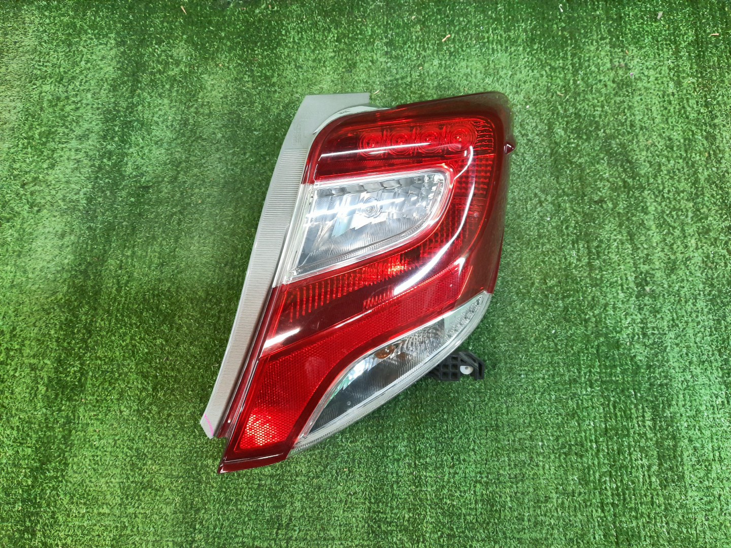 Стоп-сигнал правый задний TOYOTA VITZ, YARIS KSP130, NSP130, NSP135, NCP131 1 ракурс