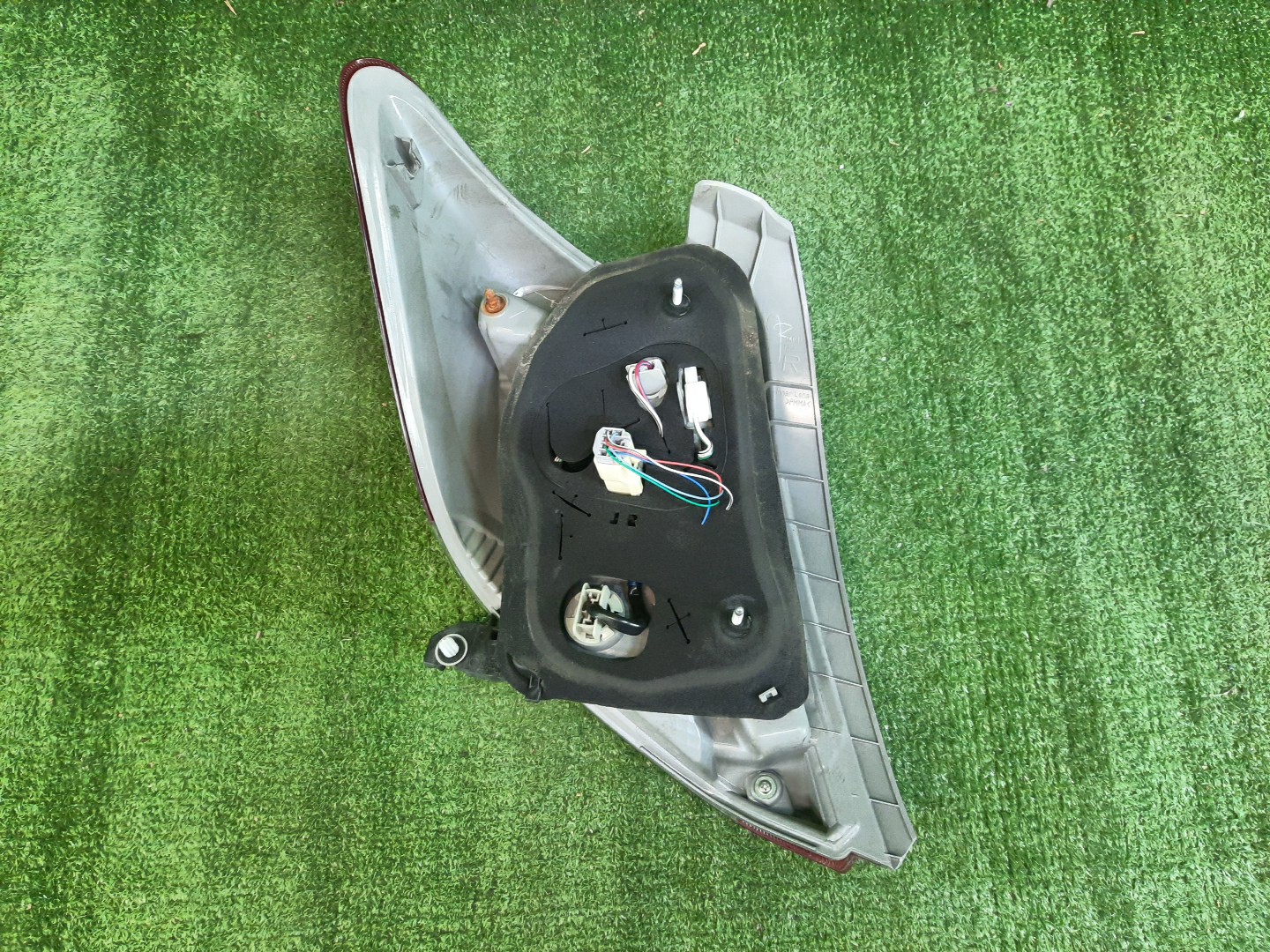 Стоп-сигнал правый задний TOYOTA VITZ, YARIS KSP130, NSP130, NSP135, NCP131 2 ракурс