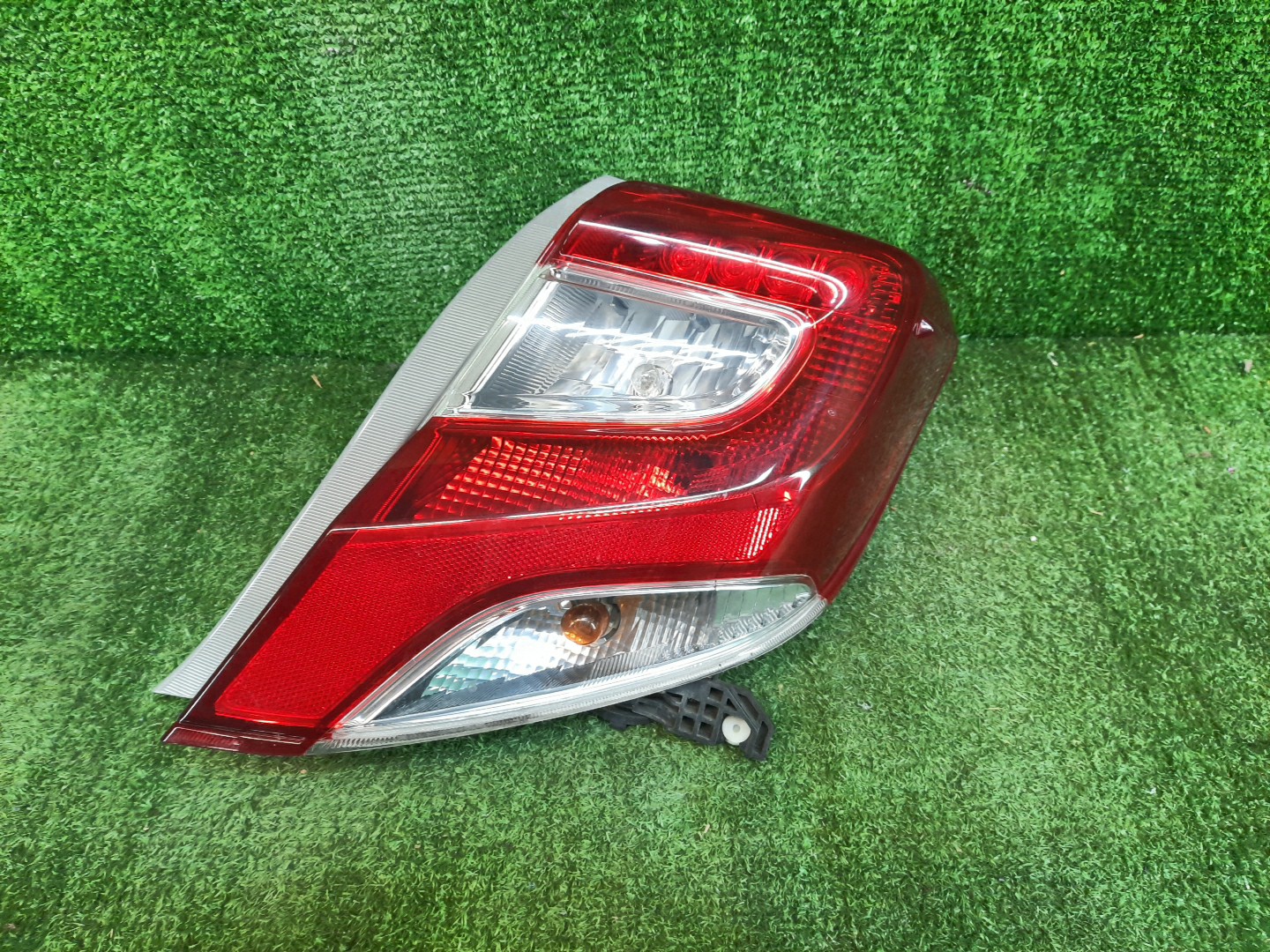 Стоп-сигнал правый задний TOYOTA VITZ, YARIS KSP130, NSP130, NSP135, NCP131 1 ракурс