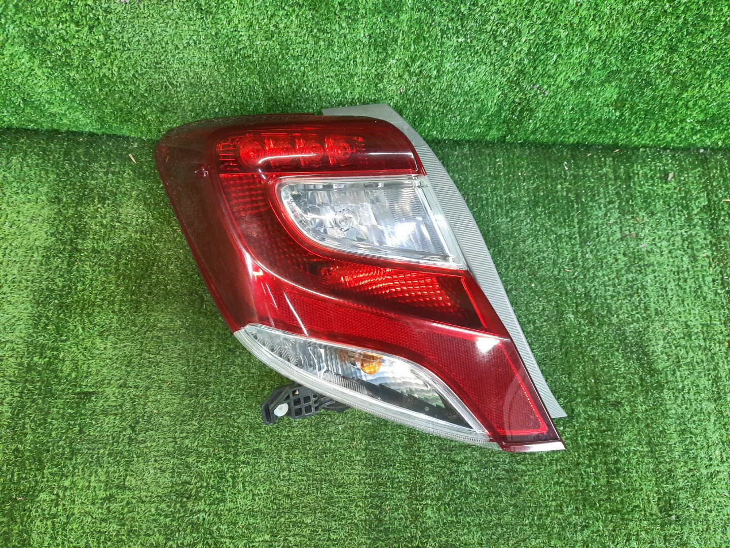 Стоп-сигнал левый задний TOYOTA VITZ, YARIS KSP130, NSP130, NSP135, NCP131 1 ракурс