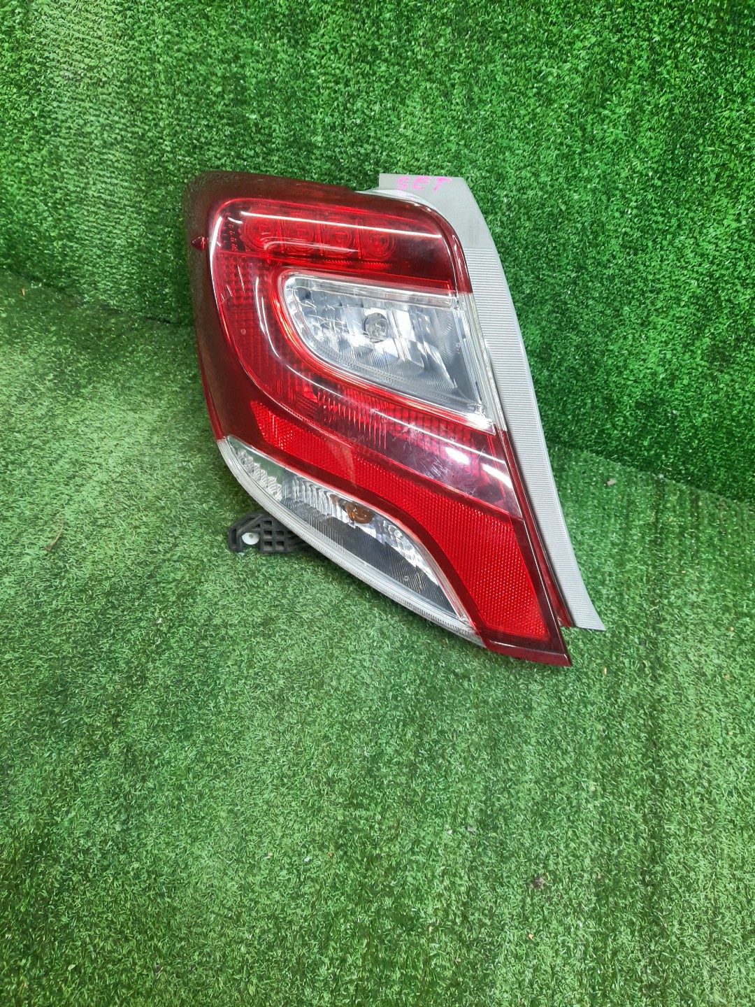 Стоп-сигнал левый задний TOYOTA VITZ, YARIS KSP130, NSP130, NSP135, NCP131 1 ракурс