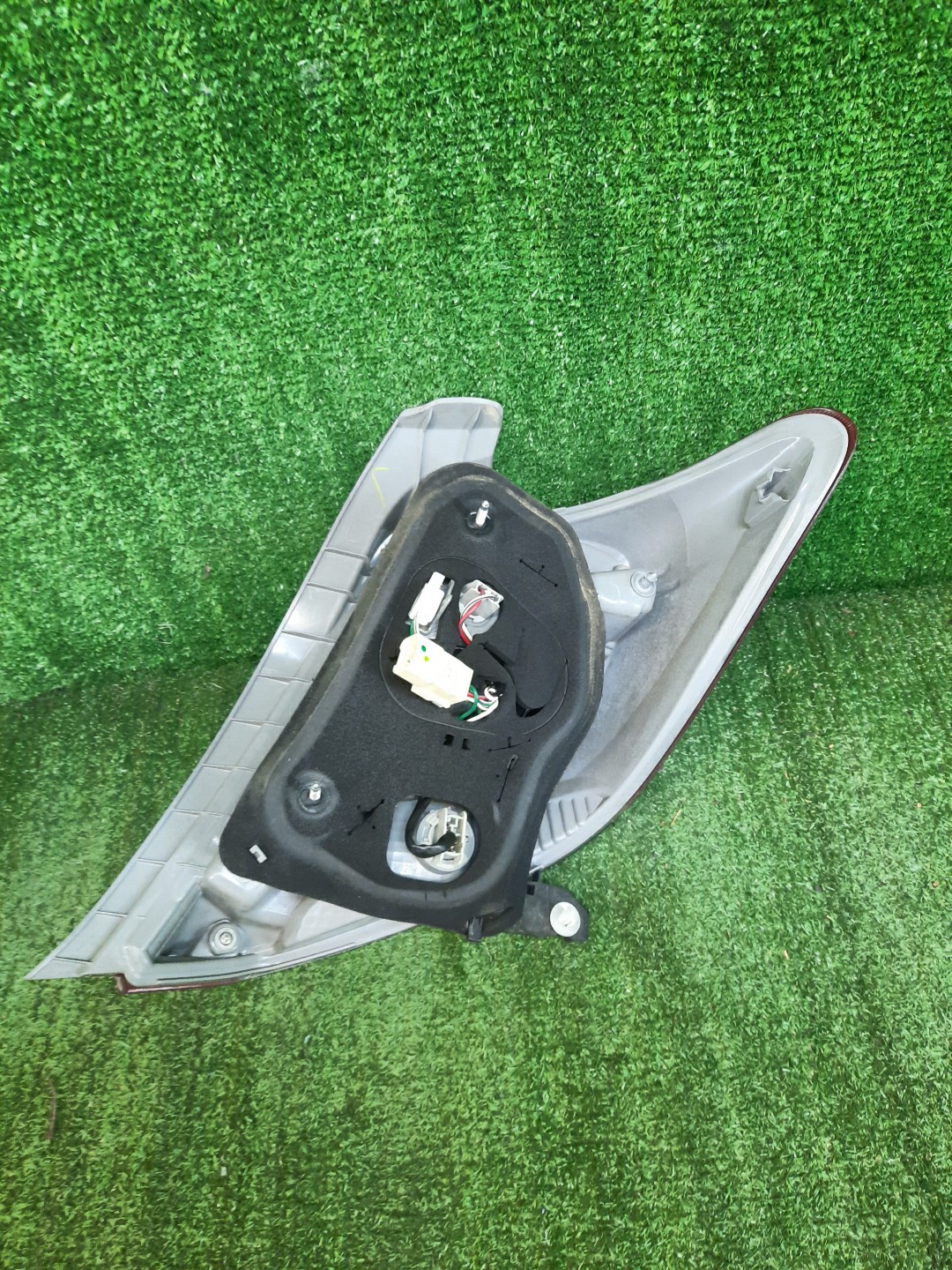 Стоп-сигнал левый задний TOYOTA VITZ, YARIS KSP130, NSP130, NSP135, NCP131 3 ракурс