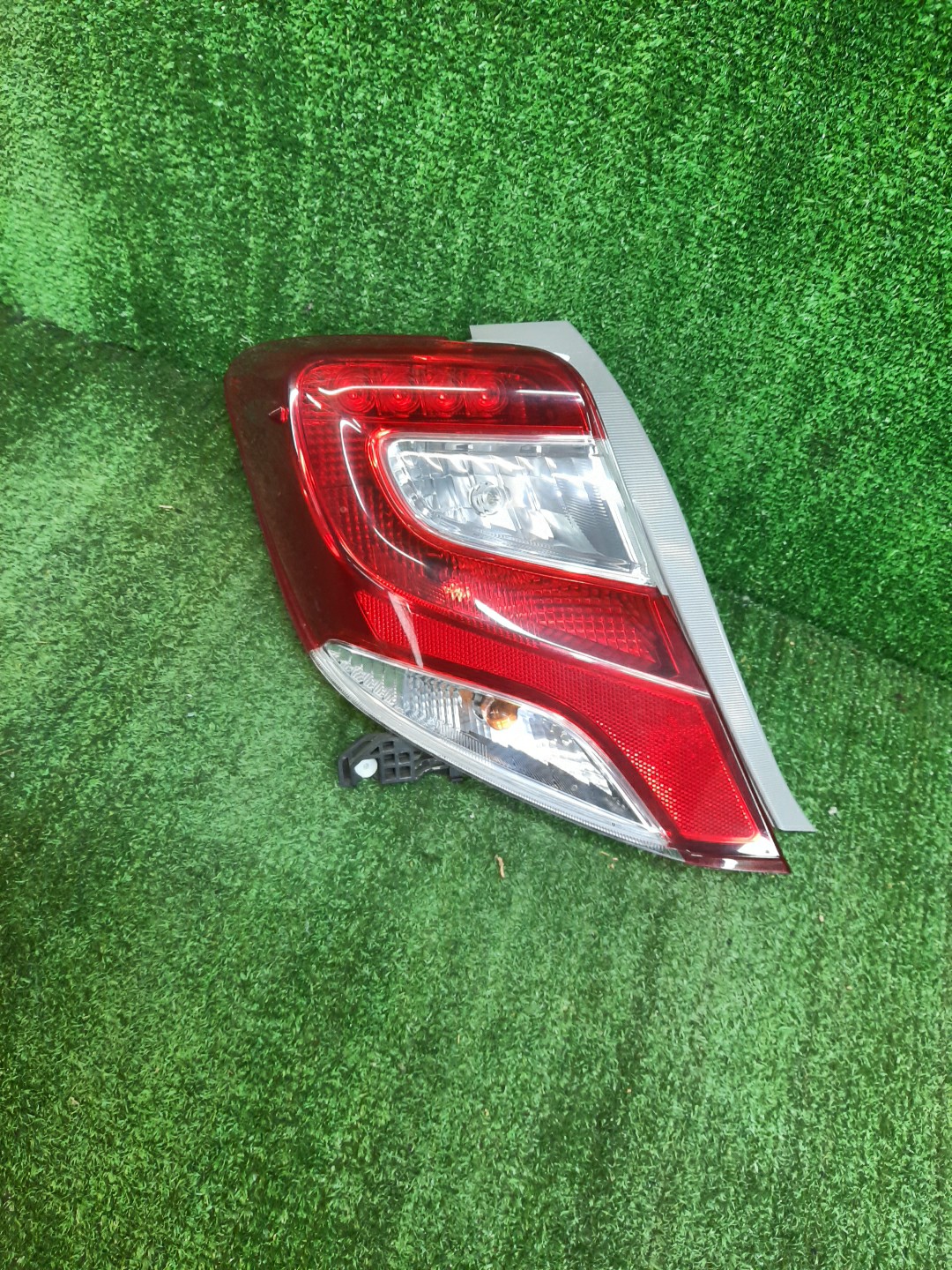 Стоп-сигнал левый задний TOYOTA VITZ, YARIS KSP130, NSP130, NSP135, NCP131 1 ракурс
