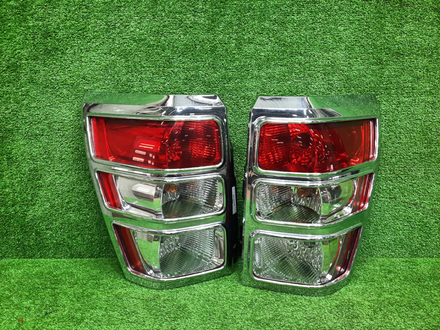Стоп-сигнал левый задний SUZUKI ESCUDO, GRAND VITARA TDB4W, TD94W, TD54W, TDA4W, TDB4, TE94, TD54, JT 1 ракурс