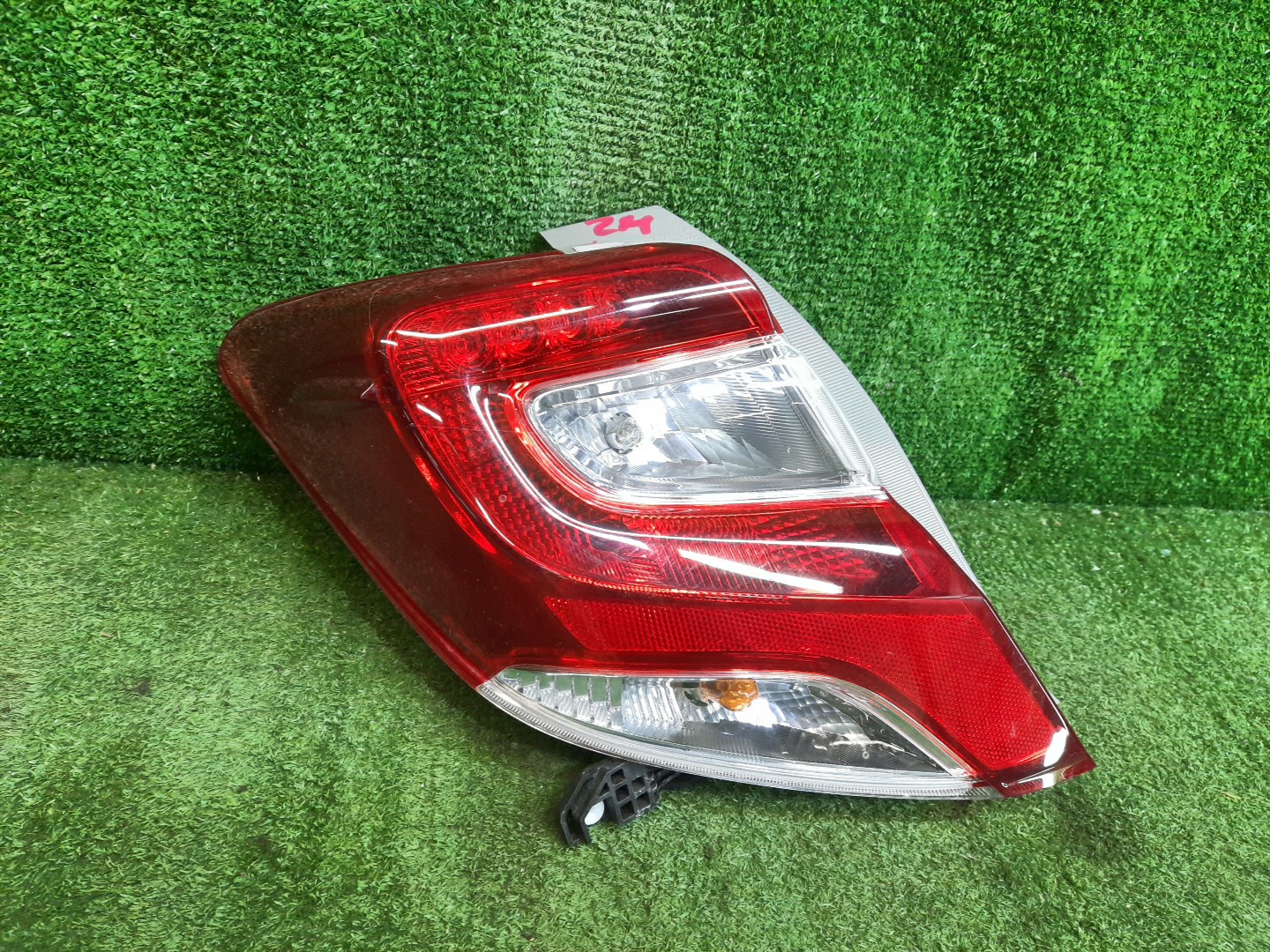 Стоп-сигнал левый задний TOYOTA VITZ, YARIS KSP130, NSP130, NSP135, NCP131 1 ракурс