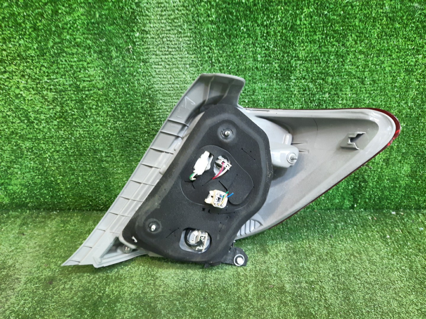 Стоп-сигнал левый задний TOYOTA VITZ, YARIS KSP130, NSP130, NSP135, NCP131 3 ракурс