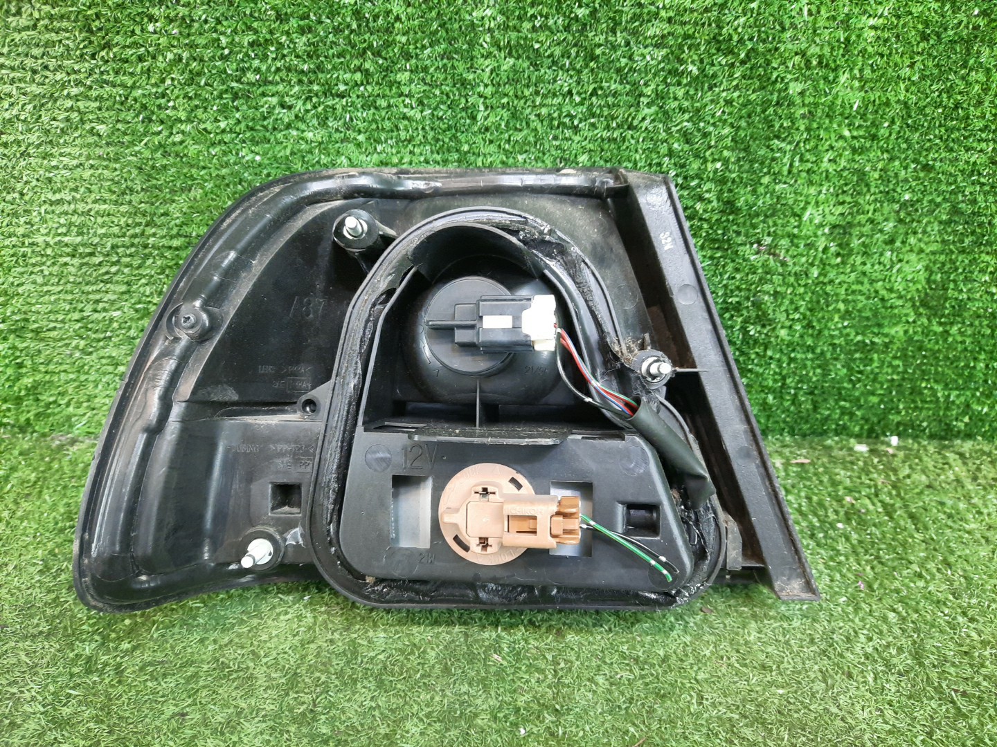 Стоп-сигнал правый задний NISSAN SUNNY B15, FB15, FNB15, QB15, SB15 3 ракурс