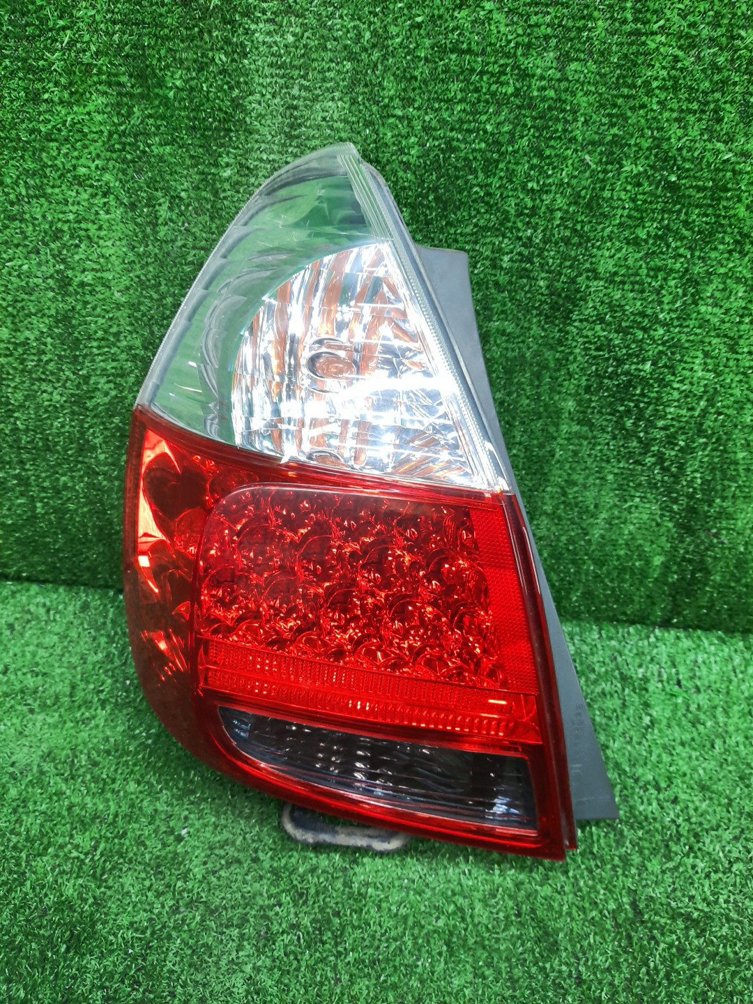 Стоп-сигнал левый задний HONDA FIT, JAZZ GD2, GD3, GD4, GD1 2 ракурс