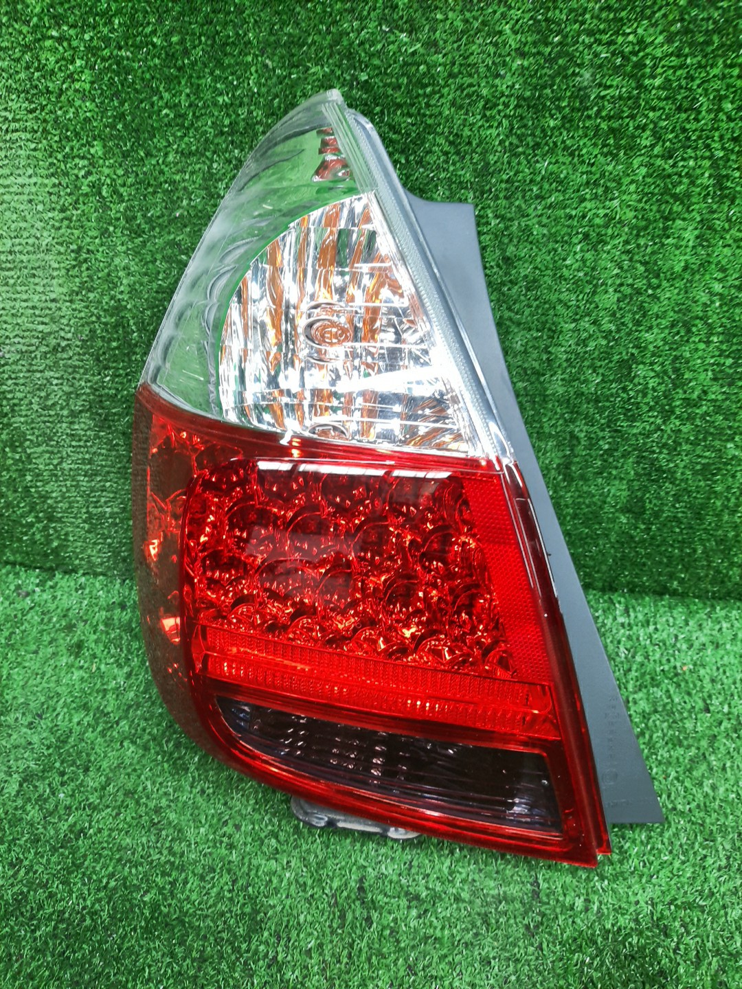 Стоп-сигнал левый задний HONDA FIT, JAZZ GD2, GD3, GD4, GD1 1 ракурс