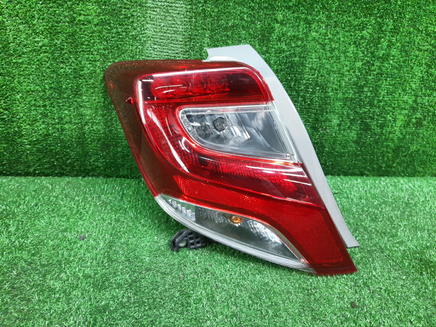 Стоп-сигнал левый задний TOYOTA VITZ, YARIS KSP130, NSP130, NSP135, NCP131 1 ракурс