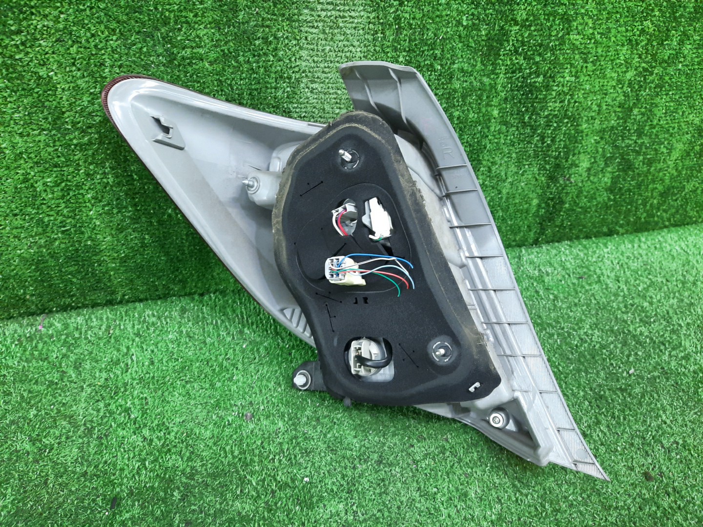 Стоп-сигнал правый задний TOYOTA VITZ, YARIS KSP130, NSP130, NSP135, NCP131 3 ракурс