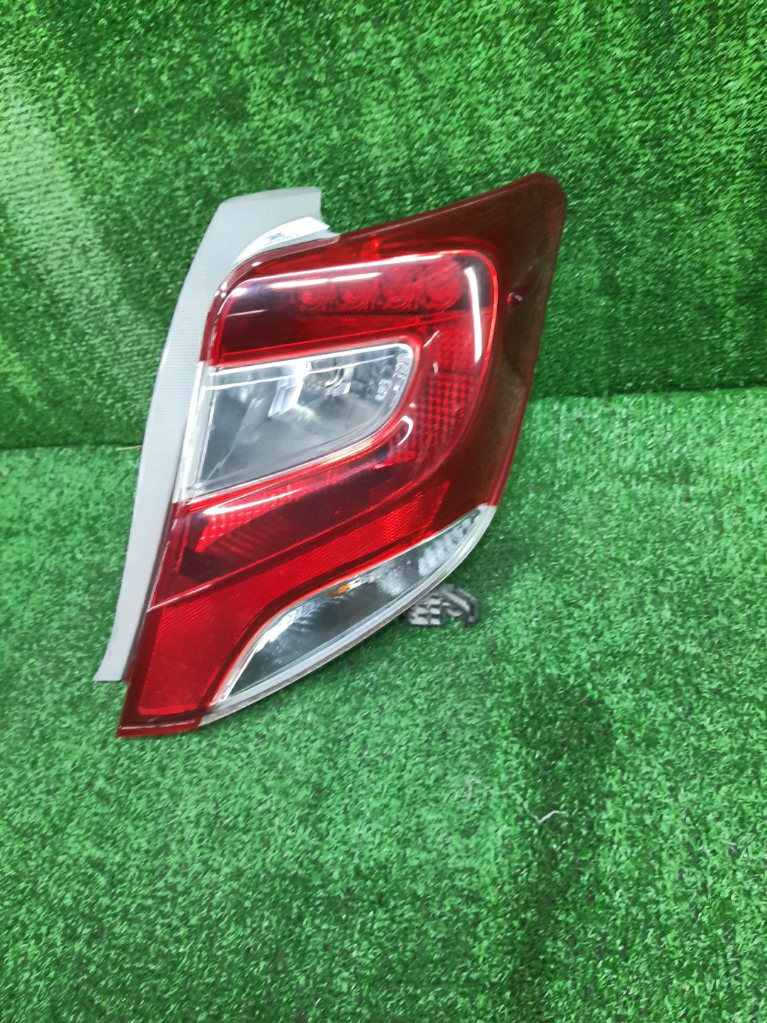 Стоп-сигнал правый задний TOYOTA VITZ, YARIS KSP130, NSP130, NSP135, NCP131 1 ракурс