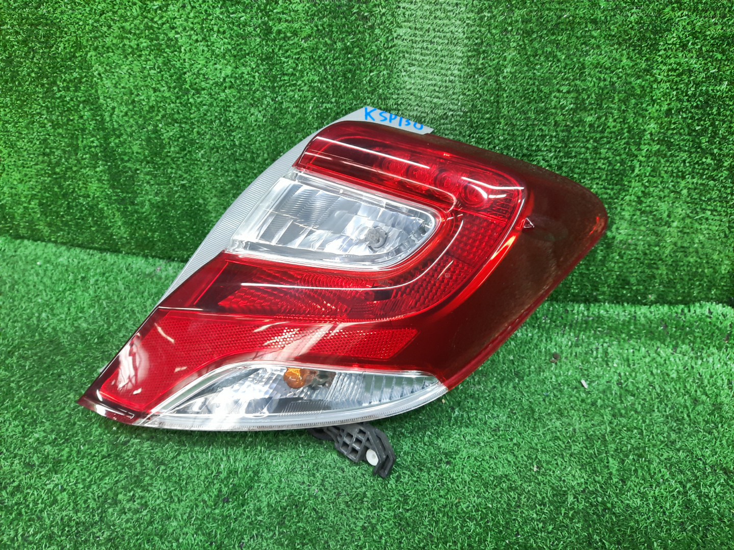Стоп-сигнал правый задний TOYOTA VITZ, YARIS KSP130, NSP130, NSP135, NCP131 1 ракурс