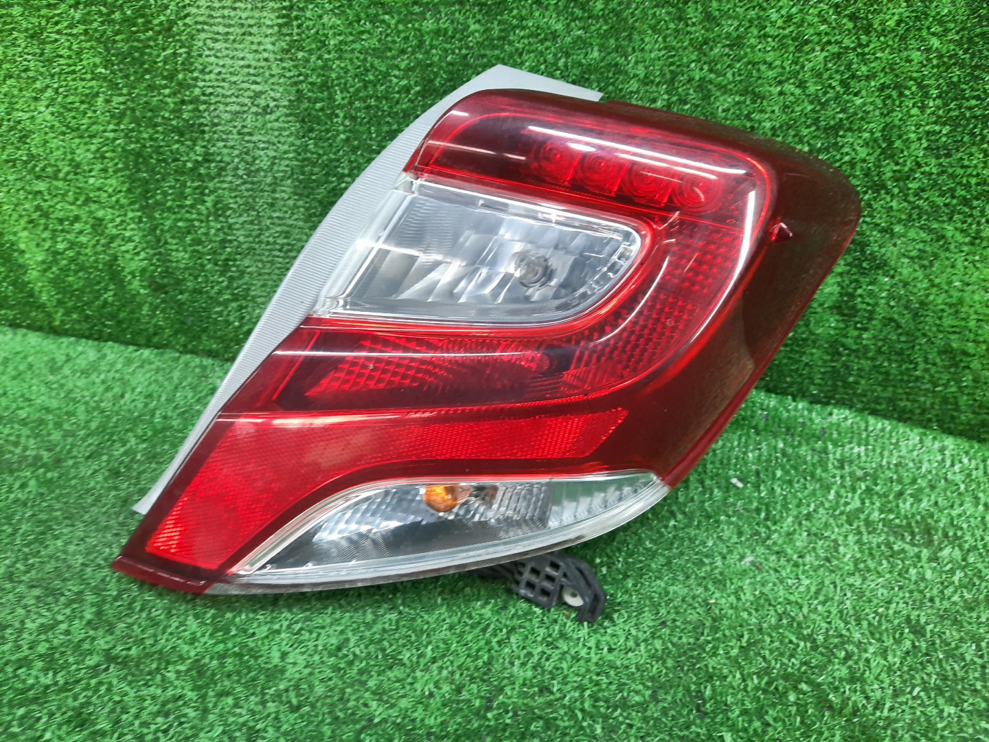 Стоп-сигнал правый задний TOYOTA VITZ, YARIS KSP130, NSP130, NSP135, NCP131 1 ракурс