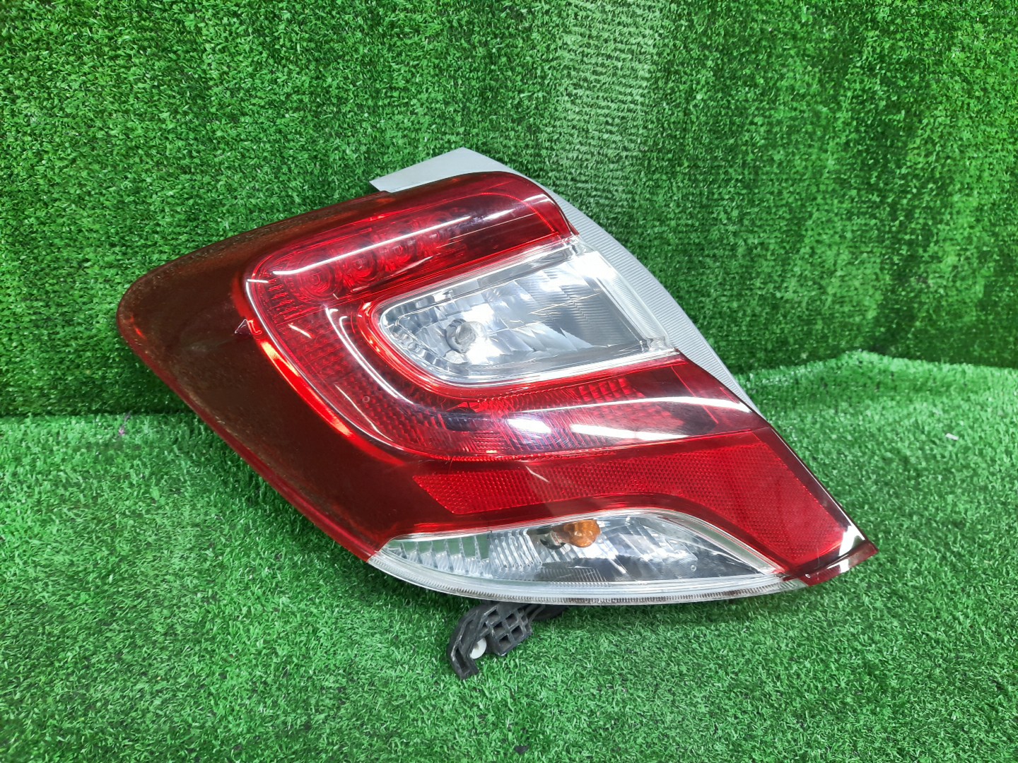 Стоп-сигнал левый задний TOYOTA VITZ, YARIS KSP130, NSP130, NSP135, NCP131 1 ракурс