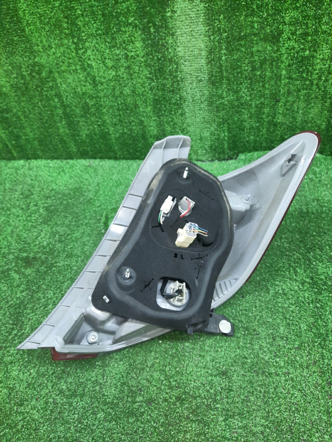 Стоп-сигнал левый задний TOYOTA VITZ, YARIS KSP130, NSP130, NSP135, NCP131 3 ракурс