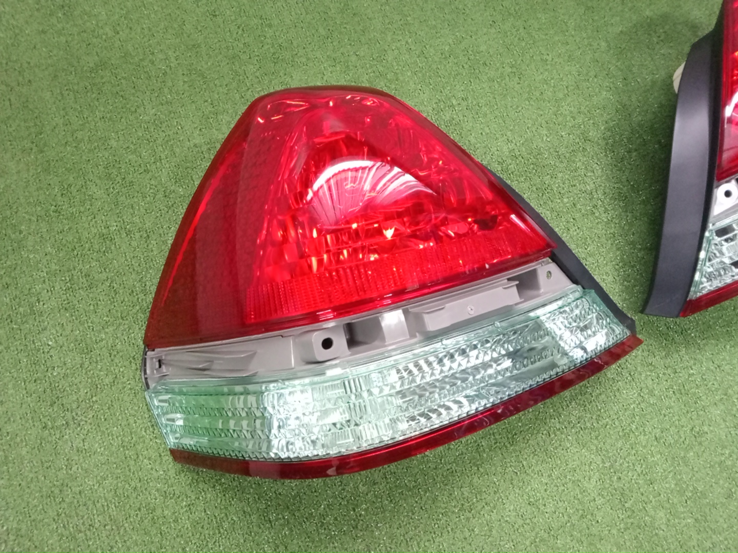 Стоп-сигнал левый задний TOYOTA MARK II JZX115, GX110, JZX110, GX115 81561-2A150 81551-2A150 2 ракурс