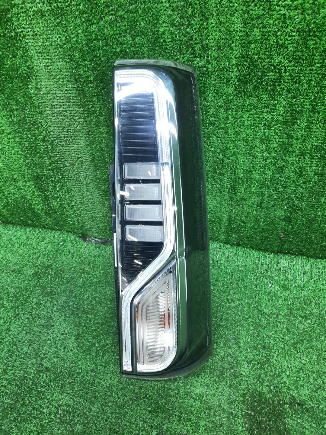 Стоп-сигнал правый задний SUZUKI SPACIA MK53S 1 ракурс