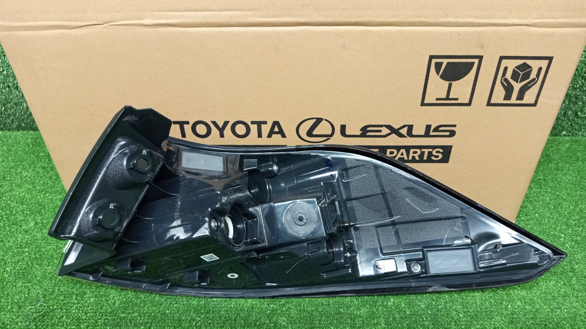 Стоп-сигнал левый задний TOYOTA COROLLA CROSS ZSG10 81561-16690 2 ракурс