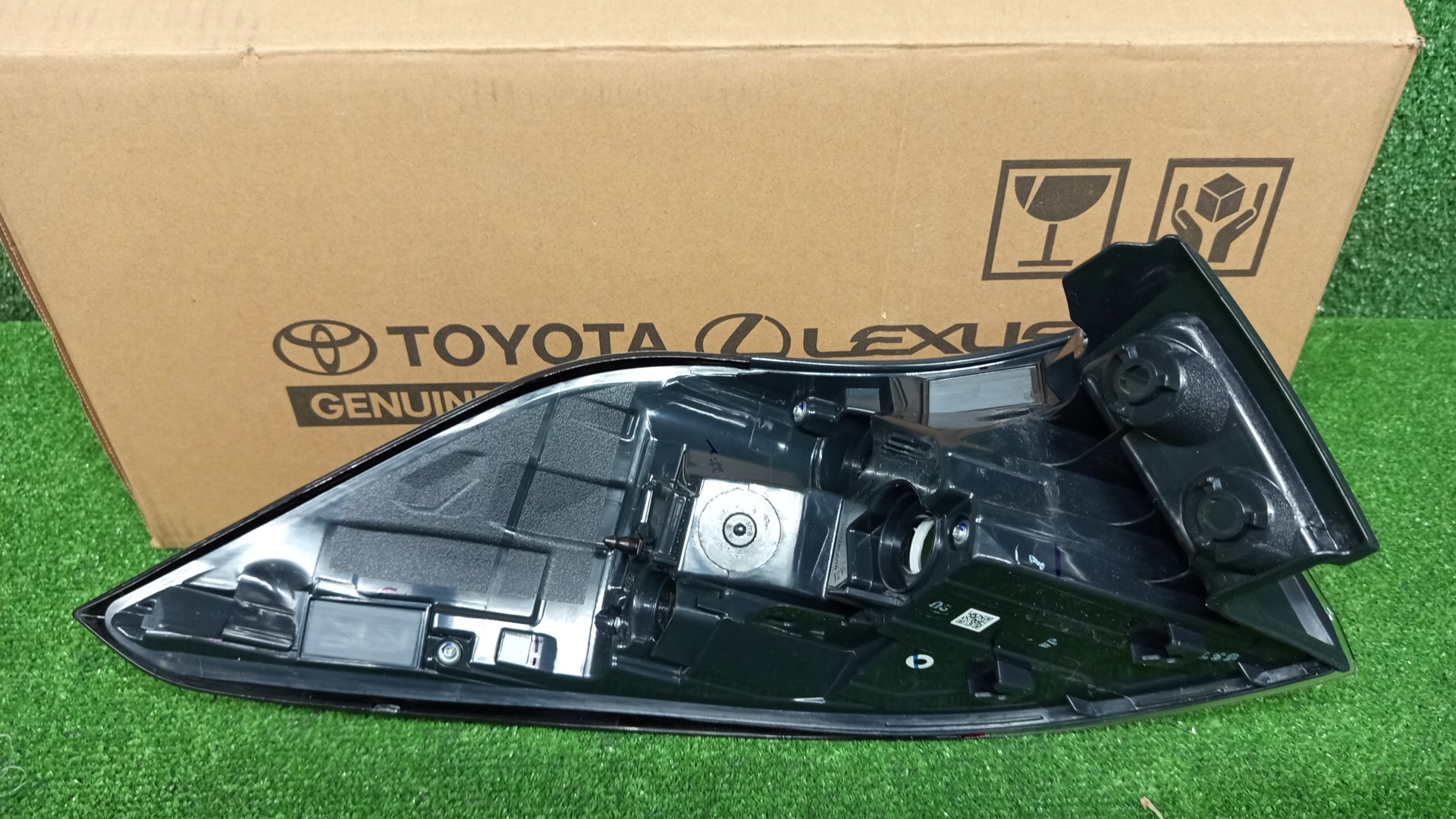 Стоп-сигнал правый задний TOYOTA COROLLA CROSS ZSG10 81551-16690 2 ракурс