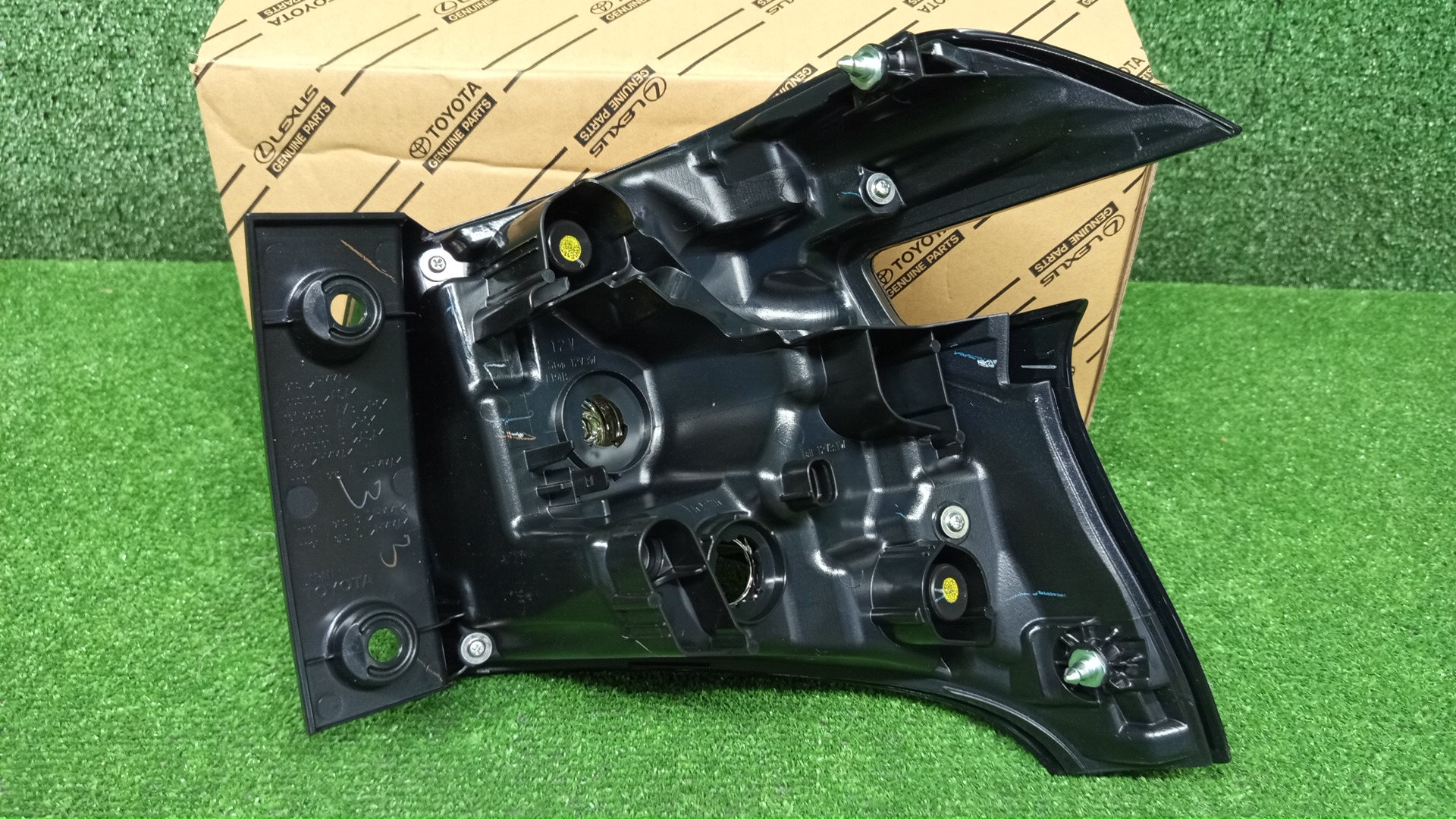 Стоп-сигнал левый TOYOTA SIENTA NSP172G, NSP170G, NCP175G, NHP170G 81561-52E40 2 ракурс