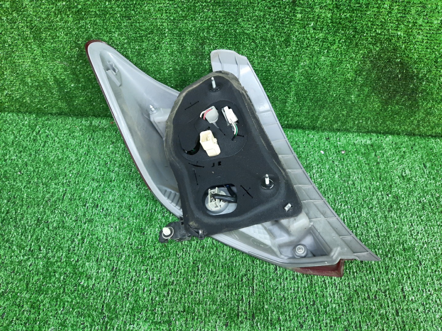 Стоп-сигнал правый задний TOYOTA VITZ, YARIS KSP130, NSP130, NSP135, NCP131 2 ракурс