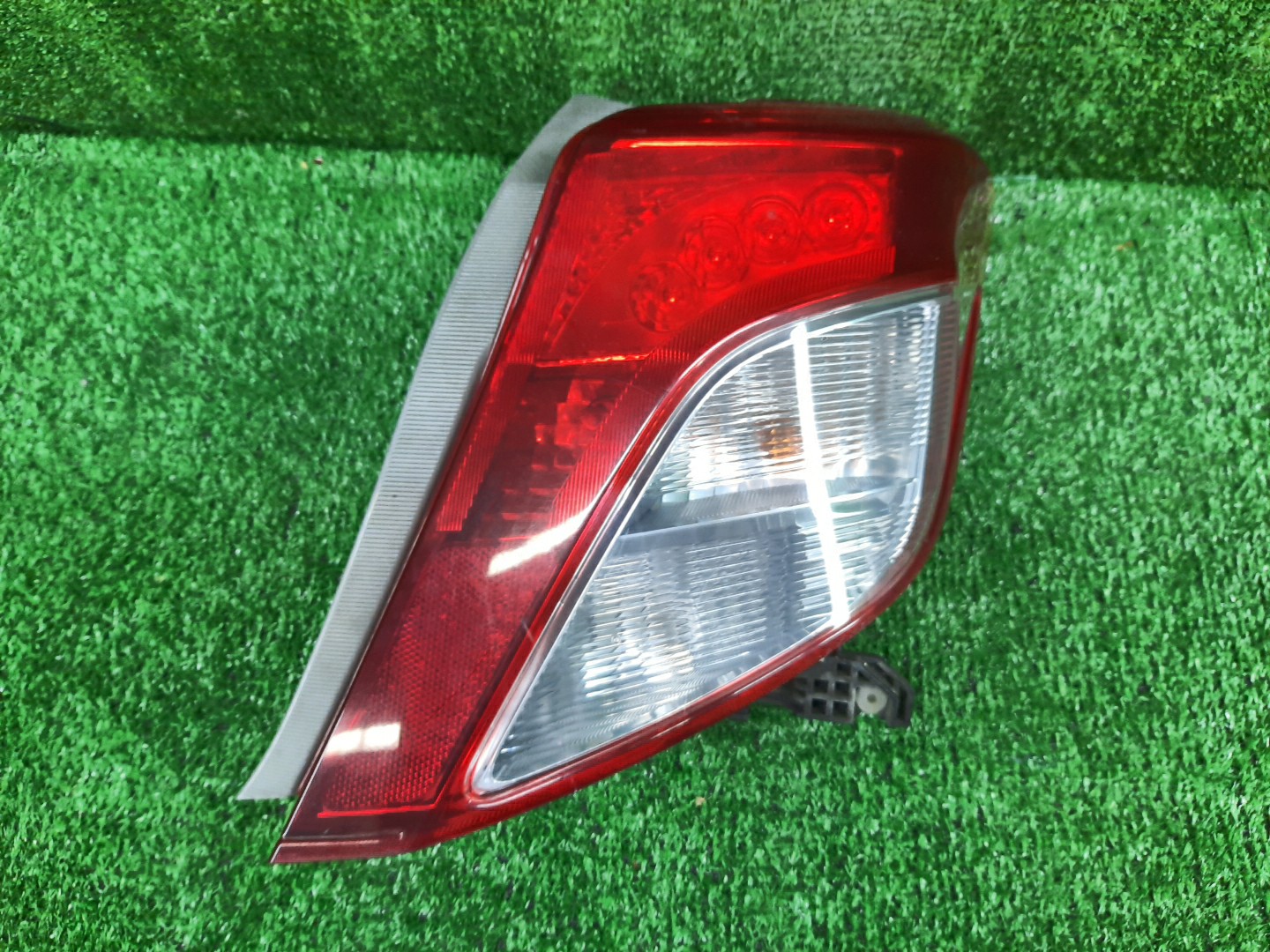 Стоп-сигнал правый задний TOYOTA VITZ, YARIS KSP130, NSP130, NSP135, NCP131 1 ракурс