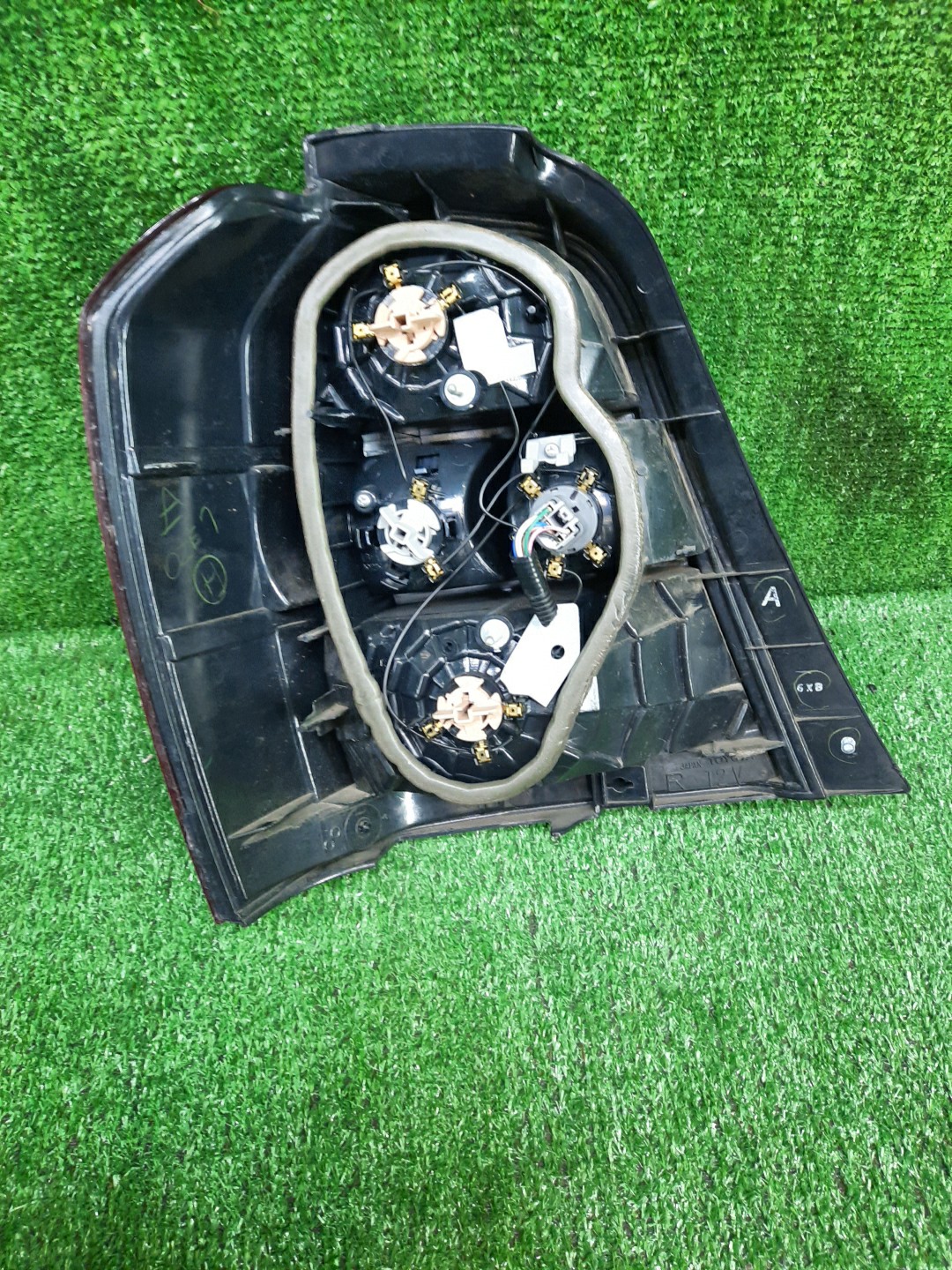 Стоп-сигнал правый задний TOYOTA KLUGER V, HIGHLANDER MCU20W, ACU20W, ACU25W, MCU25W, ACU20, ACU25, MCU20, MCU25 2 ракурс