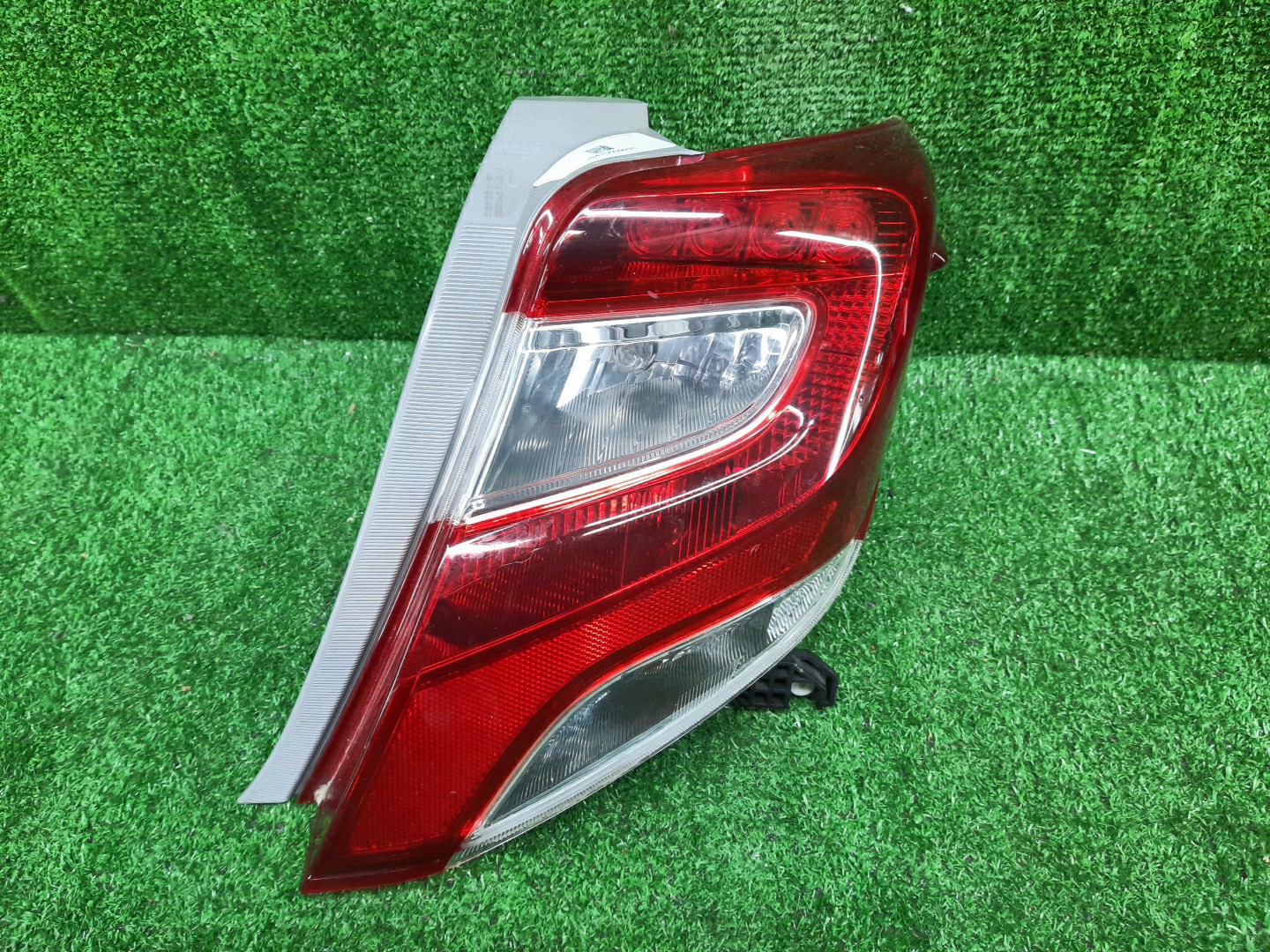 Стоп-сигнал правый задний TOYOTA VITZ, YARIS KSP130, NSP130, NSP135, NCP131 1 ракурс