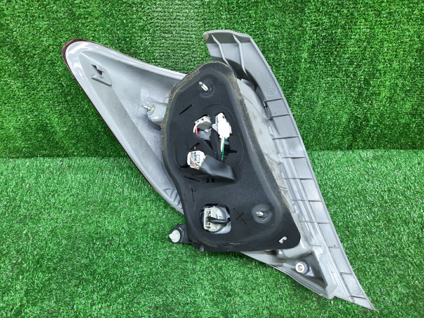 Стоп-сигнал правый задний TOYOTA VITZ, YARIS KSP130, NSP130, NSP135, NCP131 2 ракурс