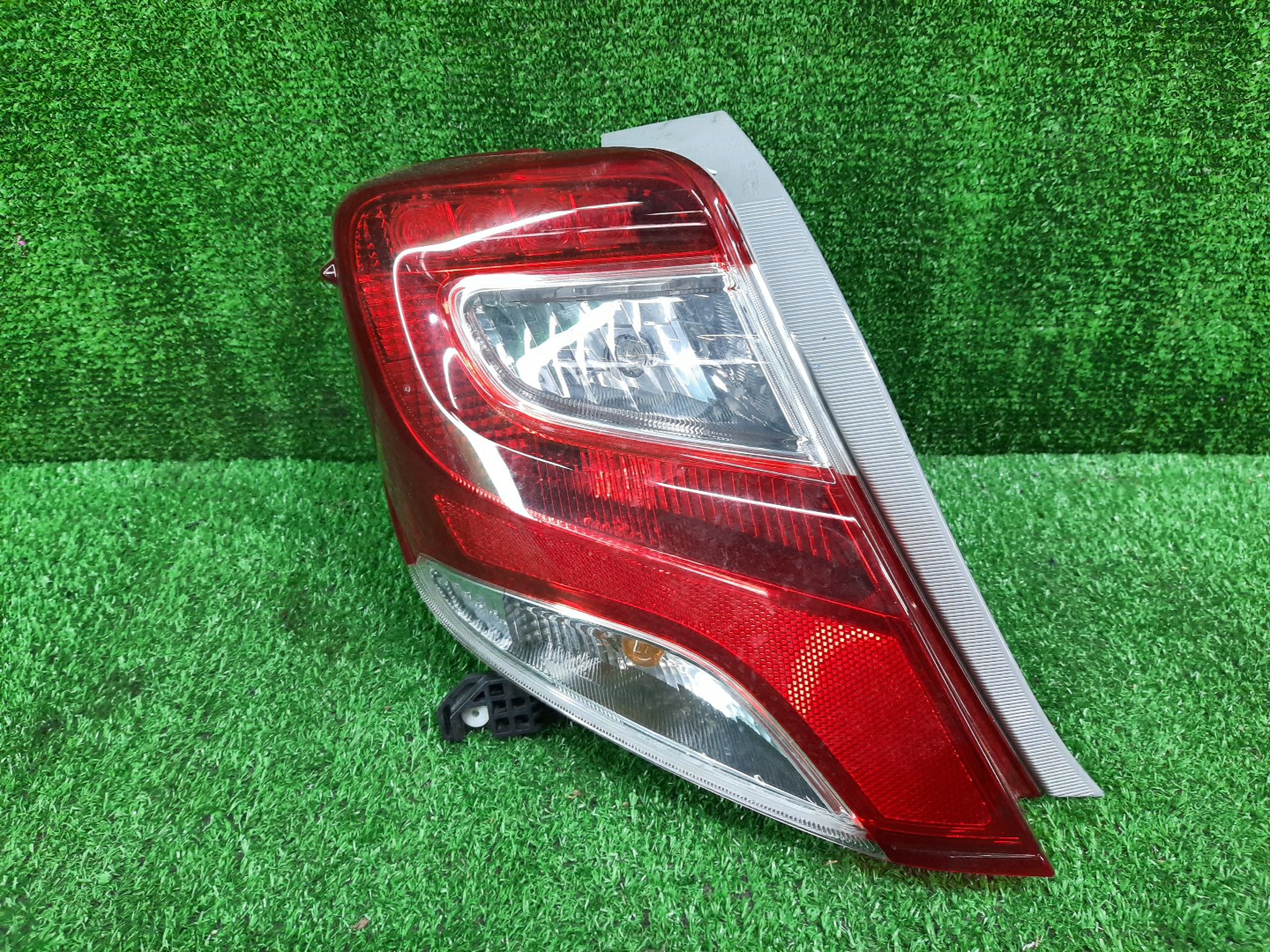 Стоп-сигнал левый задний TOYOTA VITZ, YARIS KSP130, NSP130, NSP135, NCP131 1 ракурс