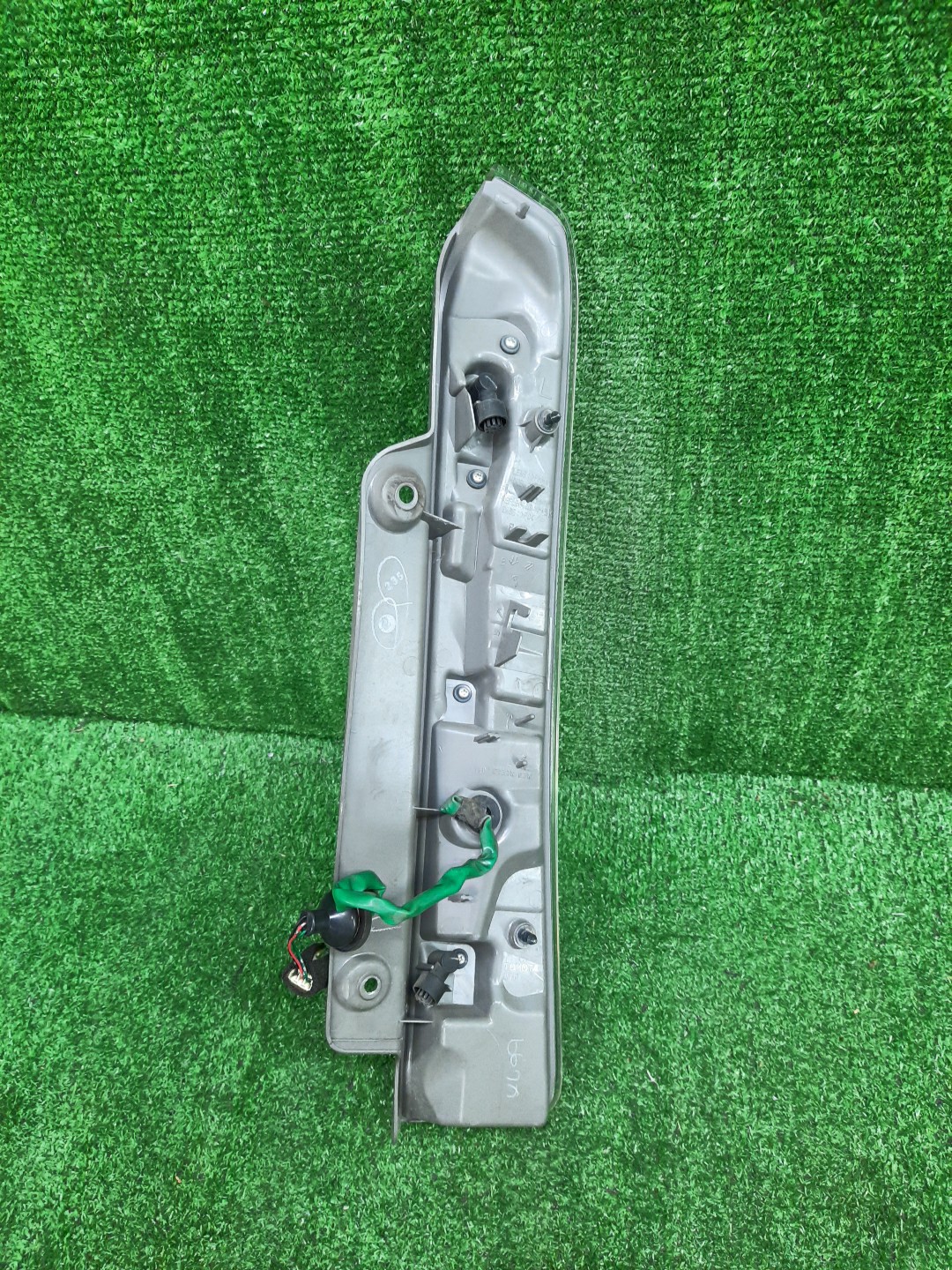 Стоп-сигнал правый задний TOYOTA ISIS ZNM10, ZNM10W, ANM10, ANM10W, ANM15, ANM15W, ZGM10, ZGM10W, ZGM11, ZGM11W, ZGM15, ZGM15W, ANM10G, ZGM10G, ANM15G, ZNM10G, ZGM11G, ZGM15G 2 ракурс