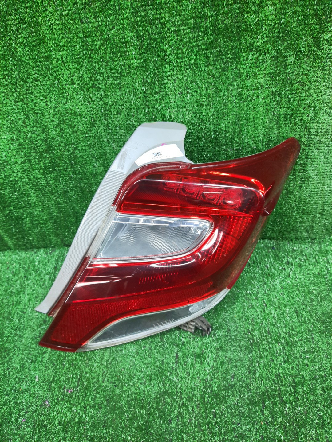Стоп-сигнал правый задний TOYOTA VITZ, YARIS KSP130, NSP130, NSP135, NCP131 1 ракурс