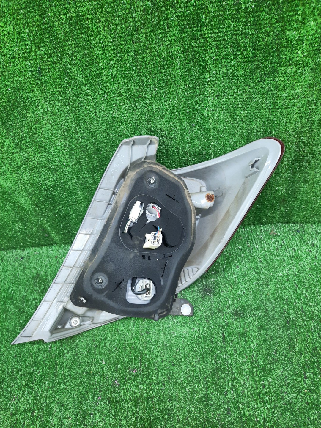 Стоп-сигнал левый задний TOYOTA VITZ, YARIS KSP130, NSP130, NSP135, NCP131 2 ракурс