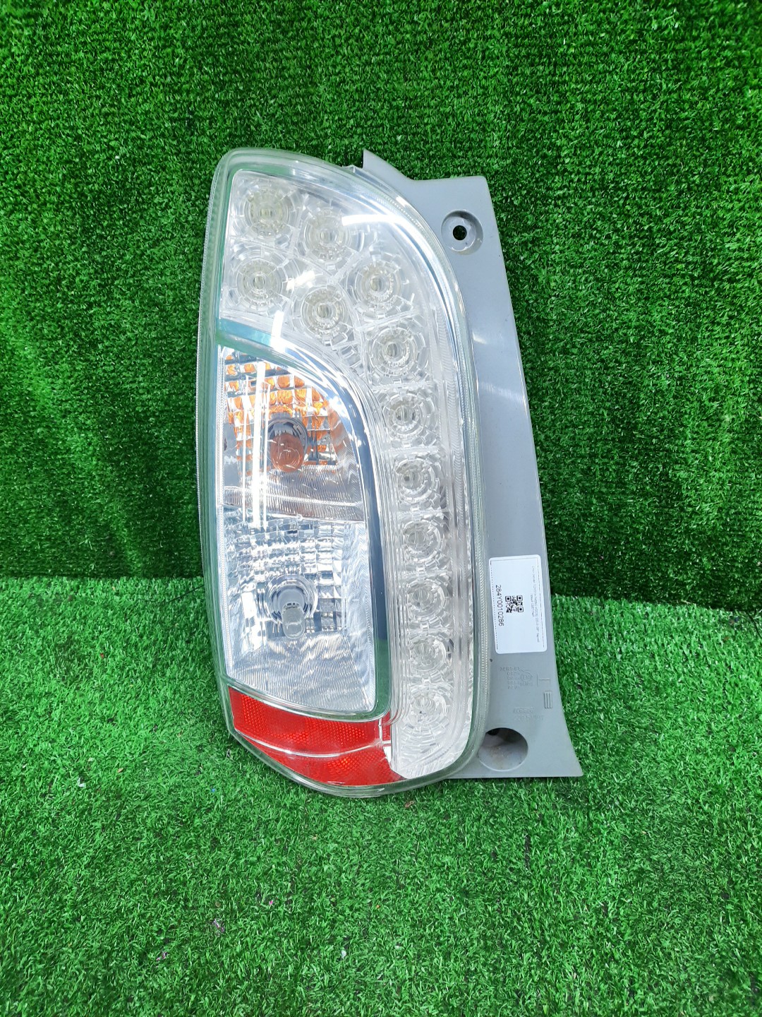 Стоп-сигнал левый задний TOYOTA PASSO, BOON KGC30, NGC30, KGC35, M600S, M601S, M610S 1 ракурс Стоп-сигнал левый задний TOYOTA PASSO, BOON KGC30, NGC30, KGC35, M600S, M601S, M610S 1 ракурс