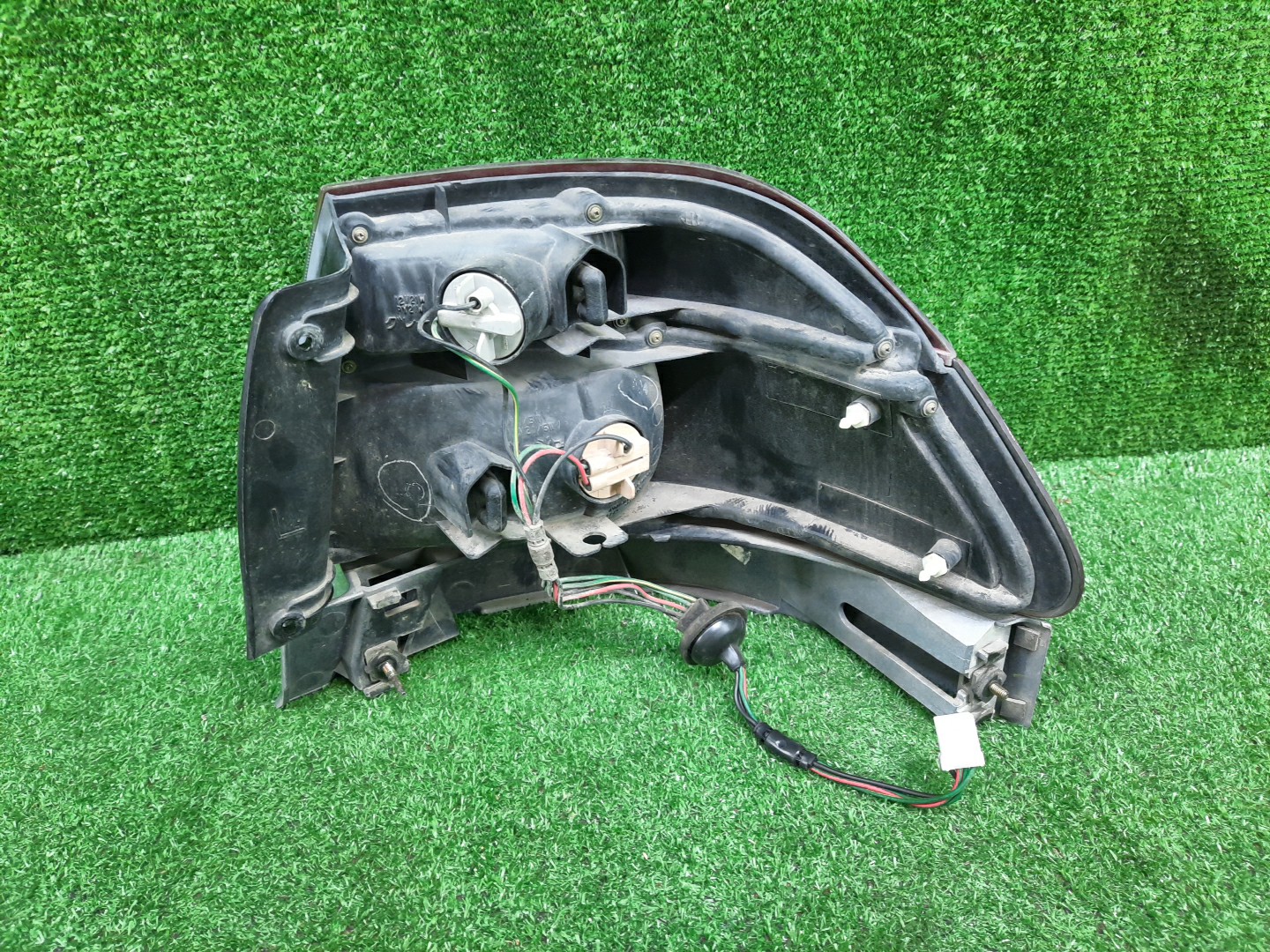 Стоп-сигнал левый задний MAZDA CAPELLA, 626 GF8P, GFEP, GFFP, GFER, GF 3 ракурс