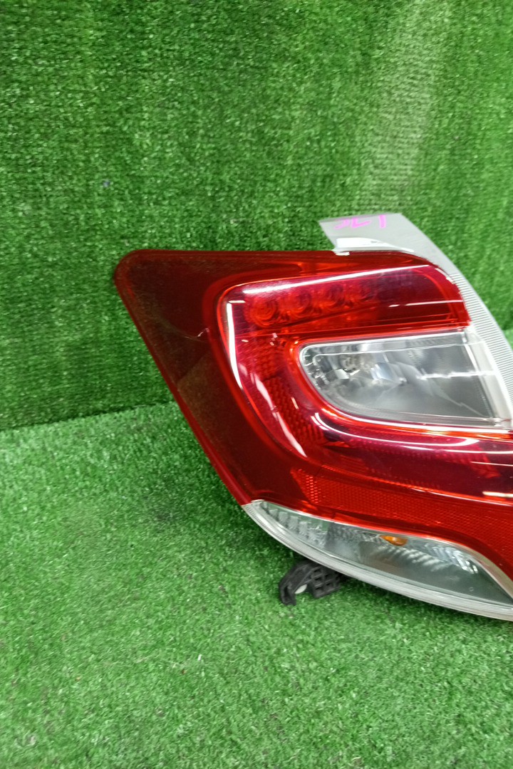 Стоп-сигнал левый задний TOYOTA VITZ, YARIS KSP130, NSP130, NSP135, NCP131 2 ракурс