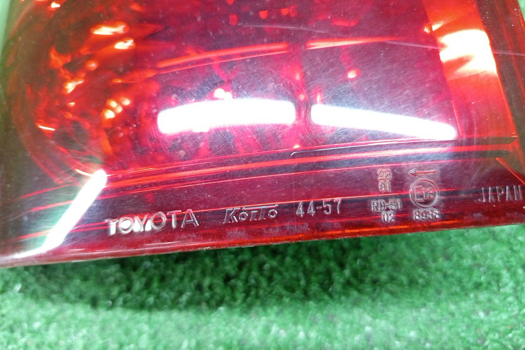 Стоп-сигнал левый задний TOYOTA IPSUM ACM21W, ACM26W 3 ракурс