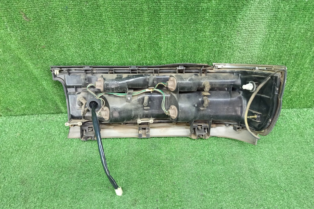 Стоп-сигнал левый задний TOYOTA CROWN JZS131, GS130, GS131, JZS130, MS135, MS137, JZS133, LS131, GS136, JZS136, LS130, UZS131 3 ракурс