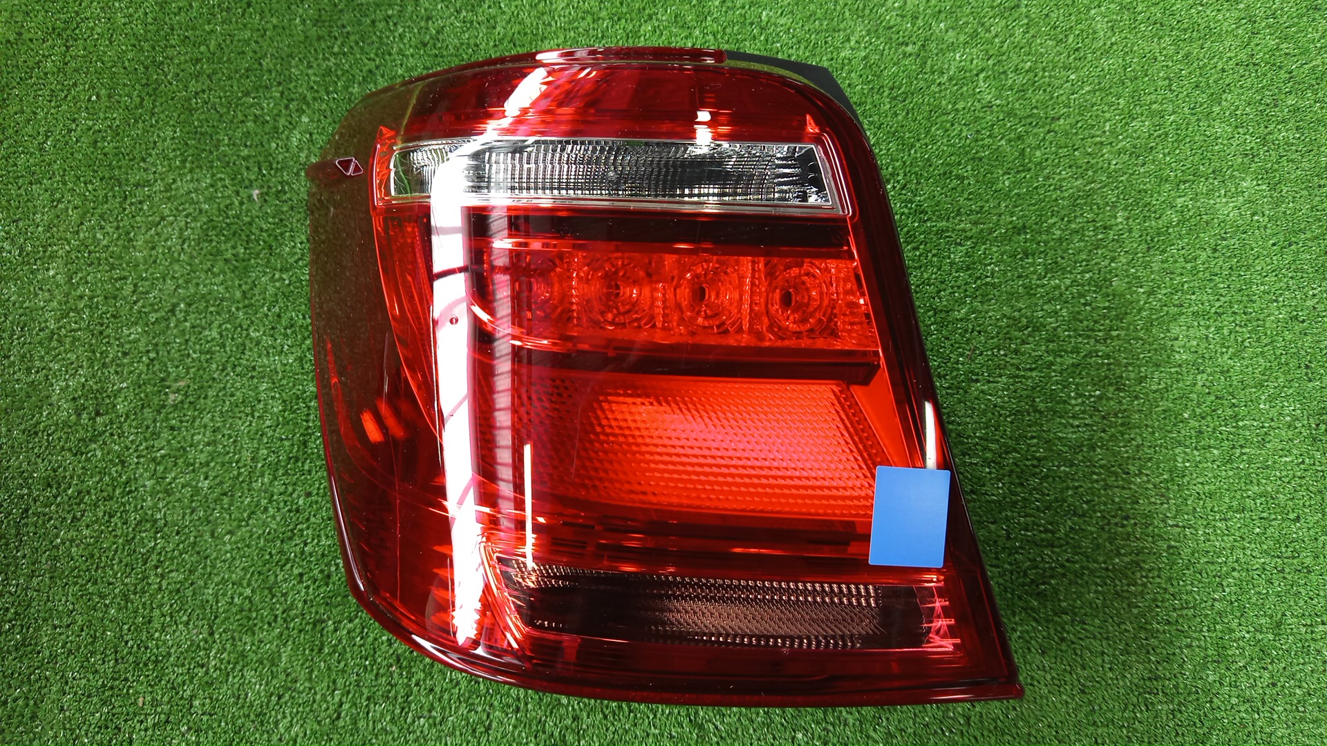 Стоп-сигнал левый задний TOYOTA COROLLA  AXIO NZE161, NZE164, NRE161, NKE165, NRE160 81561-12D00 1 ракурс