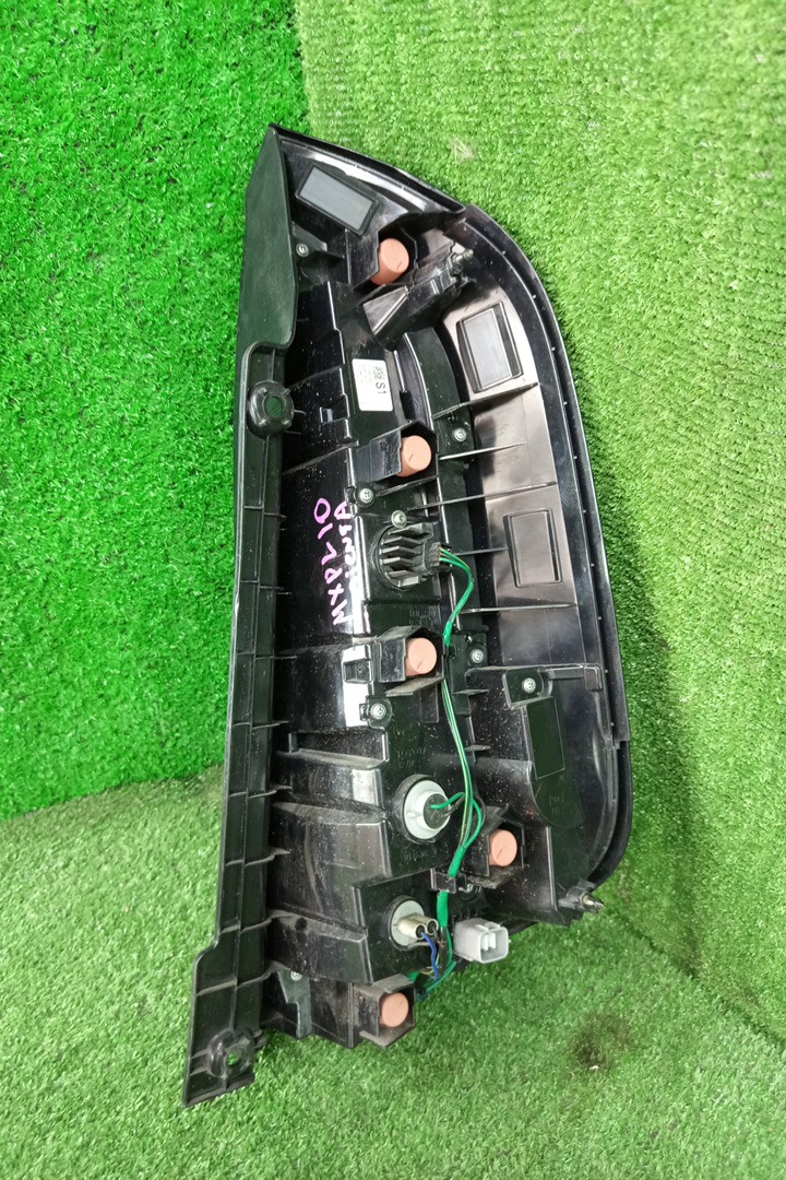 Стоп-сигнал левый задний TOYOTA SIENTA MXPL10G 4 ракурс