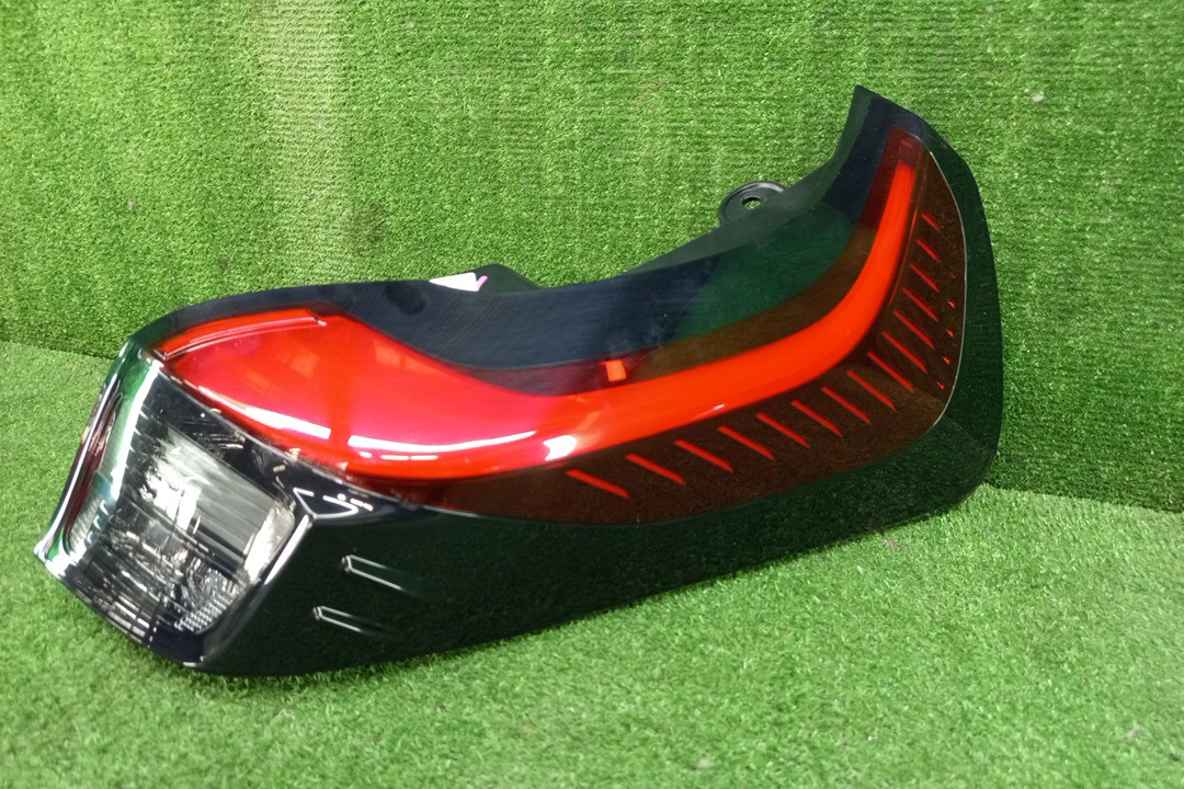Стоп-сигнал правый задний TOYOTA AQUA MXPK11 2 ракурс