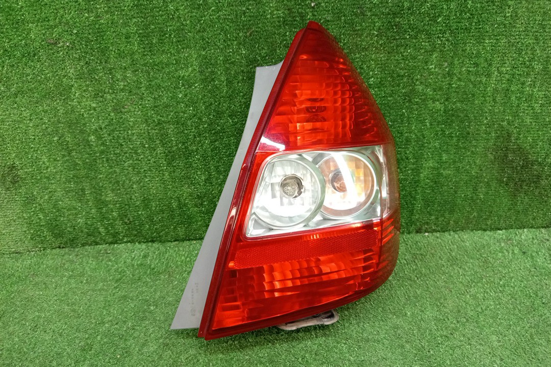 Стоп-сигнал правый задний HONDA FIT, JAZZ GD2, GD3, GD4, GD1 1 ракурс Стоп-сигнал правый задний HONDA FIT, JAZZ GD2, GD3, GD4, GD1 1 ракурс