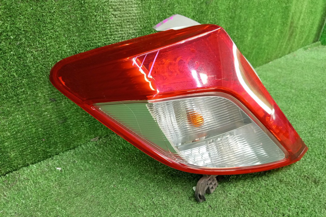 Стоп-сигнал левый задний TOYOTA VITZ, YARIS KSP130, NSP130, NSP135, NCP131 2 ракурс