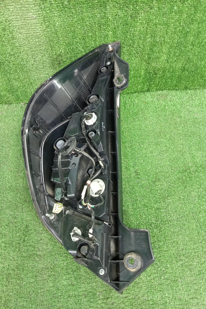 Стоп-сигнал правый задний TOYOTA AQUA NHP10 2 ракурс